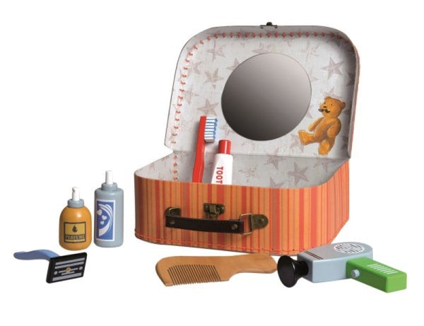 A lovely suitcase full of shaving and toiletry utensils. Almost every little boy dreams to do as daddy, to shave as his father does. With this shaving set packed in the case he can experiment at hearts wish. Fun guaranteed. Mirror included in case. 25 cm x 18 cm x 8 cm Recommended age 3+ 