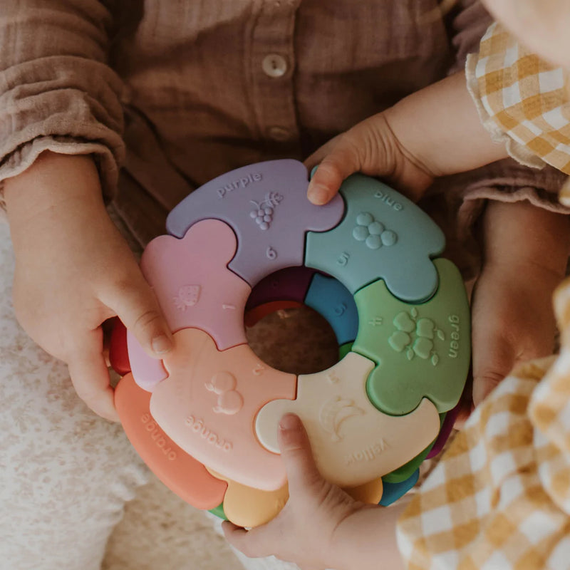 Jellystone Designs, Gioco Impilabile e Massaggiagengive, Gioco Sensoriale Multiuso per Bambini, Aiuta lo Sviluppo Sensoriale e Cognitivo, in Silicone Alimentare, Pastello, 9,5x8,8x8,8 cm Jellystone Designs, Gioco Impilabile e Massaggiagengive, Gioco Sensoriale Multiuso per Bambini, Aiuta lo Sviluppo Sensoriale e Cognitivo, in Silicone Alimentare, Pastello, 9,5x8,8x8,8 cm