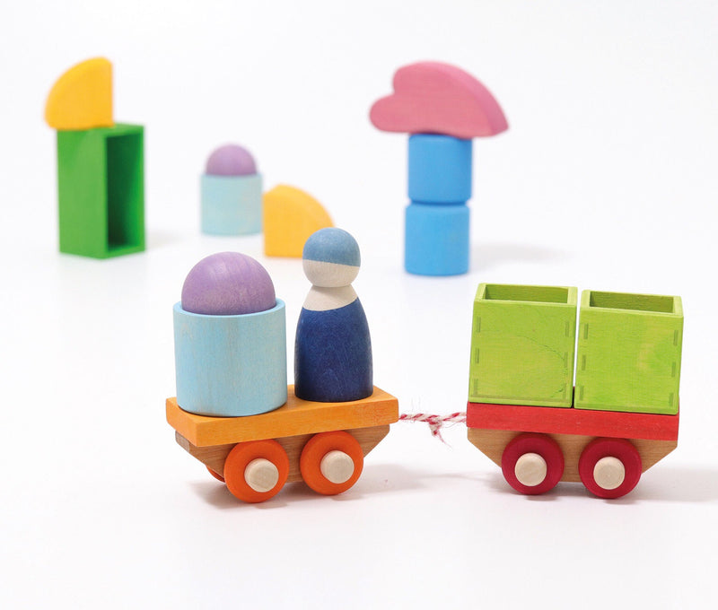 Stack the trains and make different colourful combinations! 